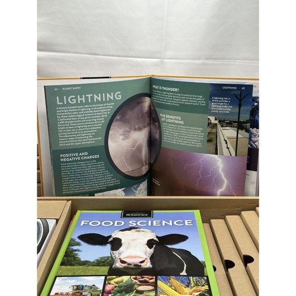 BRITANNICA Virtual Reality SCIENCE Kid-Friendly  VR Viewer - Picture 7 of 12